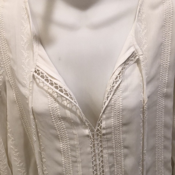 ASTR The Label White blouse sz medium. Beautiful embossing New w/o tags - Picture 5 of 8